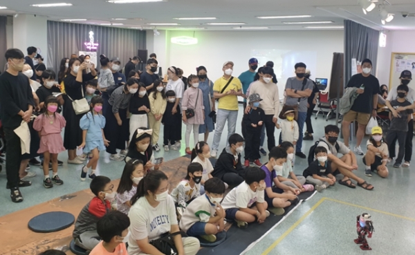 '인천로봇랜드'의 댄스로봇 공연을 감상 중인 시민들 모습(사진제공=인천대)