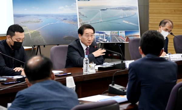 유정복 인천광역시장이 9월 30일 송도 G타워에서 열린 '제3연륙교 메타브릿지파크 사업 보고회'에서 마무리 발언을 하고 있다.