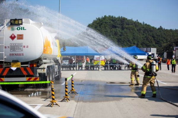 위험물질 운송차량(유조차) 화재 진압을 위한 모의훈련 모습.(사진제공=한국교통안전공단)