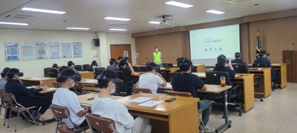 인천환경공단 직원들이 안전보건공단의 '찾아가는 VR안전체험 교육'을 받고 있다.