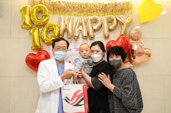 두 번의 조산을 경험한 엄마 이은하님·첫애 김도윤군·할머니, 산부인과 이근영 교수 기념촬영 모습(사진제공=한림대학교강남성심병원)