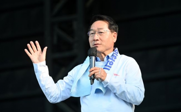 유정복 인천광역시장이 8일 송도달빛축제공원에서 열린 '2025 APEC 정상회의 인천 유치기원 2022 송도 슬로우 롤'에서 인사말을 하고 있다.