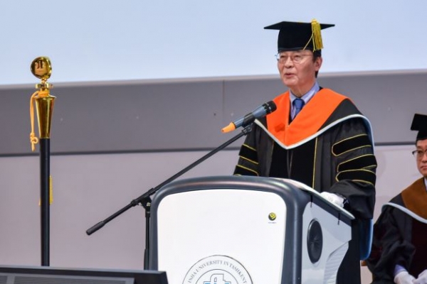 지난 8일 타슈켄트 인하대학교에서 열린 제5회 학위수여식에서 조명우 인하대학교 총장이 축사를 전하고 있다.