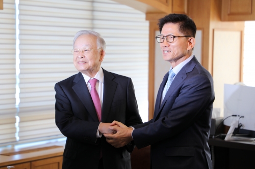 (왼쪽부터) 손경식 회장과 김문수 위원장