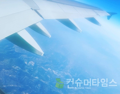 비행기에서 내려다 본 육지. [사진 = 이찬우 기자]