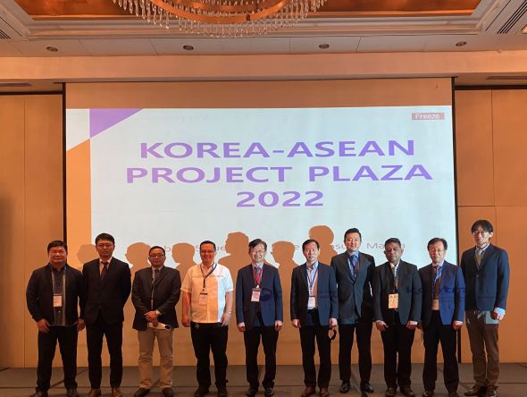 KOTRA(사장 유정열)는 한국플랜트산업협회(회장 박중흠)와 공동으로 이달 25일부터 이틀간 필리핀 마닐라에서, 그리고 다음 달 2일부터 4일까지 온라인으로 '2022 한-아세안 프로젝트 플라자'를 개최한다. 25일 개최된 행사에 앞서 김명수 KOTRA 마닐라무역관장이 주요 인사들과 기념 촬영을 하고 있다. 왼쪽부터 Albert Magalang 필리핀 환경자원부 국장, 최용현 주필리핀 대한민국 대사관 국토관, Micheal Sinocruz 필리핀 에너지부 국장, Felix William Fuentebella 필리핀 에너지부 차관, 김명수 KOTRA 마닐라무역관장, 박흥석 플랜트산업협회 부회장, 김주헌 GGIK 필리핀 사무소장, Senda Hurmuzan Kanam 인도네시아 에너지 광물자원부, 송필배 ADB 선임에너지 고문, 안응수 주필리핀 대한민국 대사관 상무관.