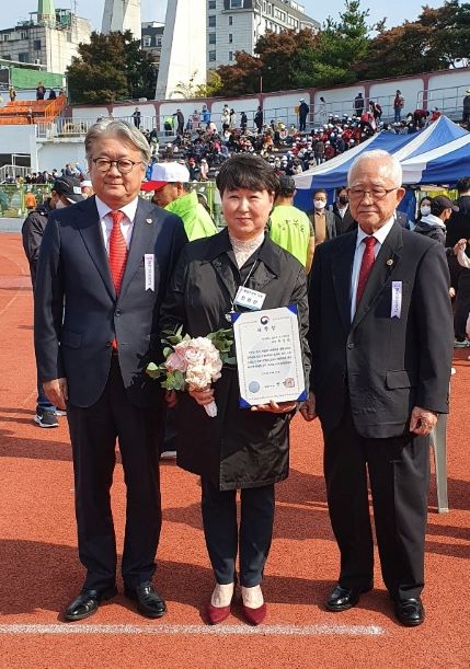 경복대 의료복지과 전경란 교수 통일부장관 표창 수상 모습.