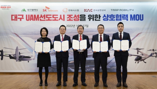 (오른쪽부터)박서하 티맵모빌리티 미래모빌리티담당, 유영상 SKT CEO, 홍준표 대구시장, 어성철 한화시스템 대표이사, 이미애 한국공항공사 부사장이 업무협약을 체결하는 모습.