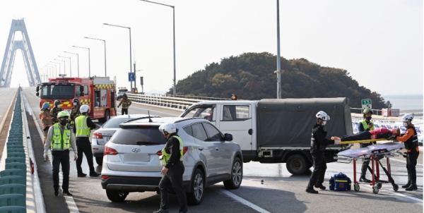 27일 영종대교 상부도로에서 인천시, 신공항하이웨이(주) 주관으로 '겨울철 폭설대응 교통소통대책 훈련'이 열리고 있다.