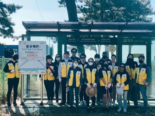 인천대학교 평생교육 트라이버시티 '지속가능한 크리에이티브 트래블( Sustainable creative travel )'팀이 용유해변 입간판 설치 기념으로 해양쓰레기를 수거한 후 기념촬영을 하고 있다.