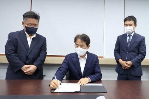 지난 7월 이동환 시장이 '경제자유구역 추진단 구성 계획'을 1호 공식문서로 결제하고 있다.