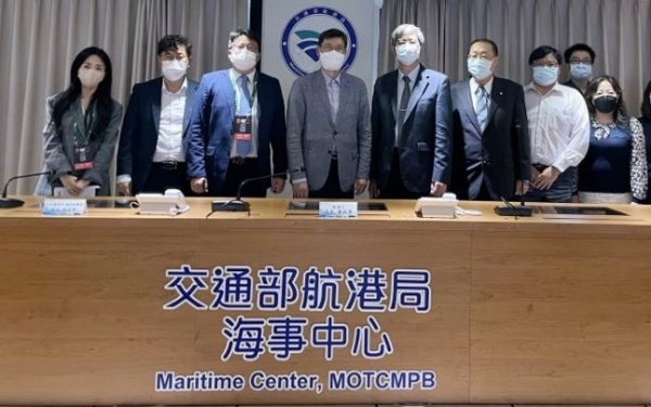 인천항만공사 관계자와 대만 교통부항만국 Ye xie lung 국장(좌측에서 다섯 번째)이 함께 기념촬영을 하고 있다.(사진제공=인천항만공사)