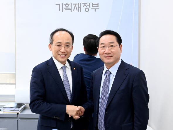 유정복 인천광역시장이 8일 2023년 국비확보를 위해 서울 여의도 국회를 방문해 추경호 기획재정부 장관과 악수하고 있다.