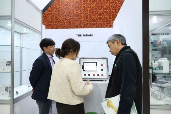 지난 9일 전시회 방문객이 국내기업 부스에서 제품 설명을 듣고 있다.(사진제공=KOTRA(코트라))