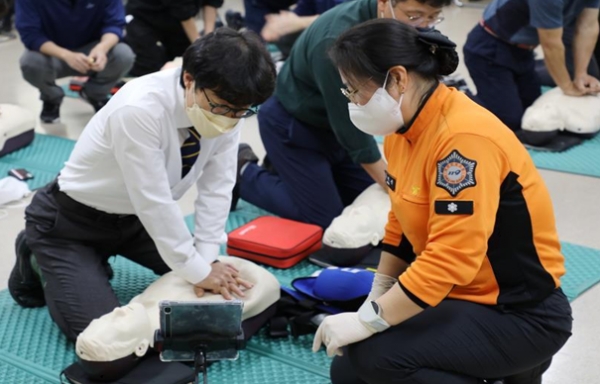 소진공 직원이 지난 8일 실시된 응급처치 실습교육에서 심폐소생술을 배우고 있다.