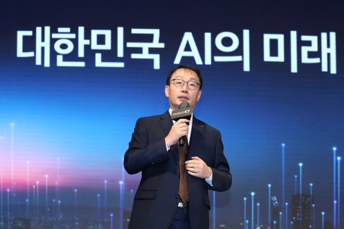 구현모 KT 대표가 AI 발전전략을 발표하고 있다.