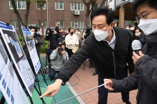오세훈 서울시장이 지난 4월 14일 중랑구 면목동 모아타운 시범사업지를 방문해 사업 현황을 살펴보고 있다.
