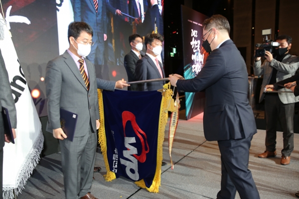 지난 17일 열린 '2022년 한국에너지대상' 시상식에서 서부발전 평택발전본부는 에너지절감에 기여한 공로로 대통령표창을 수상했다. 표창을 받은 정문용 서부발전 평택발전본부 기력발전실장(왼쪽에서 첫 번째)