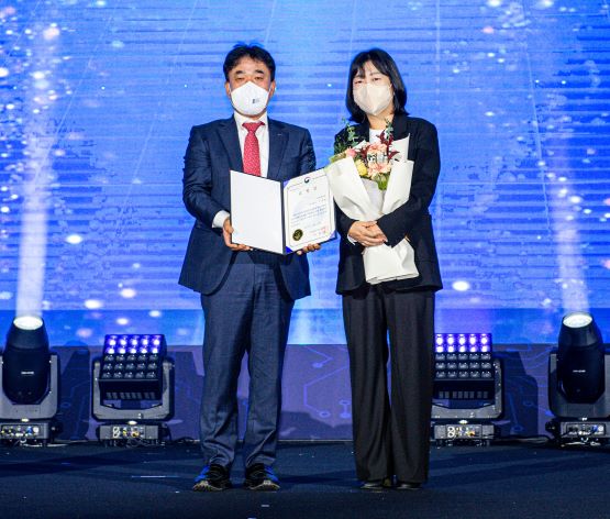 '2022 공학교육혁신 유공자 포상'에서 산업통상자원부 장관상을 수상한 김재희 공학교육혁신연구정보센터 연구교수(왼쪽에서 두 번째)가 기념촬영을 하고 있다.