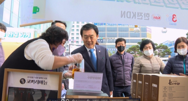 'KDN 상생마켓'에 참여해 사회적경제기업의 상품 설명을 듣고 있는 한전KDN 김장현 사장과 나주 혁신도시 지역주민들.