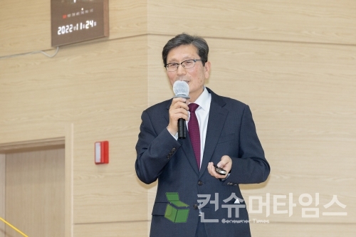 고양정책포럼 초대회장을 맡은 이강웅 전 한공대 총장이 '미래사회와 도시발전'이라는 주제로 특강을 하고 있다.