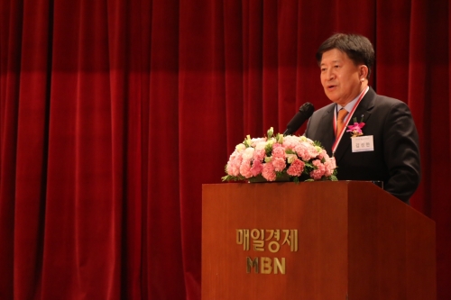 28일 매일경제 미디어센터에서 열린 '제15회 통일문화대상 시상식'에서 김성한 DGB 생명 대표가 수상 소감을 말하고 있다.
