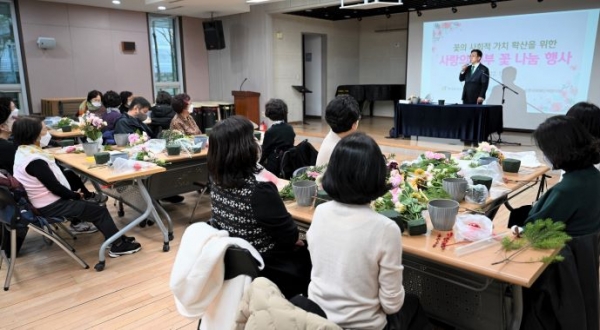 사랑의 기부 꽃 나눔 참여형 꽃꽂이 강좌 현장-인사 말씀하시는 김춘진 한국농수산식품유통공사 사장(단상 위)
