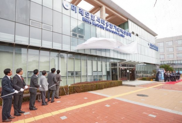 지난 11월 29일 송도 항공우주융합캠퍼스 인천공항홀에서 열린 미래 모빌리티 융합기술 혁신센터 개소식에서 참석자들이 제막식을 하고있다.