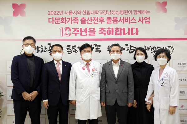 (왼쪽부터) 서울시 여성가족정책실 임지훈 과장, 김재진 서울시의회 의원, 이영구 병원장, 최호권 영등포구청장, 박영숙 영등포노인종합복지관장, 최경애 사회사업팀장