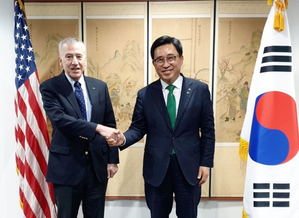 한국농수산식품유통공사 김춘진 사장(우측), 필립 골드버그 주한 미국 대사(좌측)
