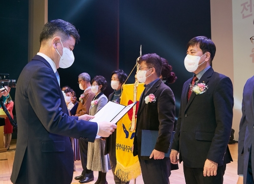 5일 서울 서대문구 연세대 백주년기념관에서 열린 '2022년 대한민국 자원봉사대상' 시상식에서 (왼쪽)한창섭 행정안전부 차관이 (오른쪽)최윤석 SK인천석유화학 사장에게 대통령 표창을 시상하고 있다.