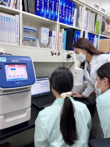 한국비건진흥원 실험실에서 권유진 원장(오른쪽 흰가운)과 연구원들이 동물성 유전자 검사를 하고 있다.