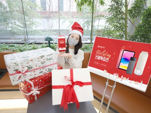롯데하이마트 모델이 '홀리데이 선물 특집전' 행사를 소개하고 있다.