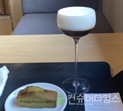 기자가 맛본 포르쉐 나우 성수의 커피와 베이커리. [사진 = 이찬우 기자]