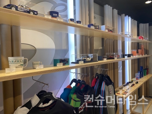 포르쉐 나우 성수에서 판매되고 있는 굿즈. [사진 = 이찬우 기자]