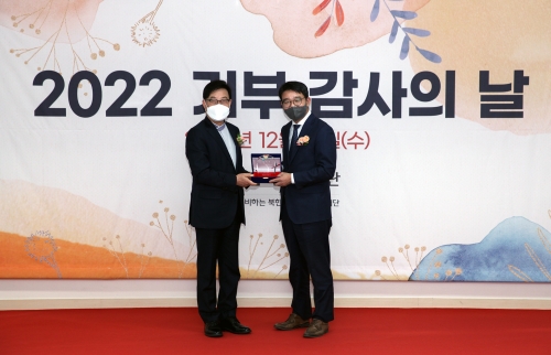 사진=(왼쪽부터) 정인성 남북하나재단 이사장, 이상근 NS홈쇼핑 대외협력본부장 이사