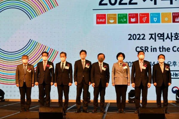 '2022 지역사회공헌 인정의 날' 기념식 행사에 참석한 주요 내빈들이 기념촬영을 하고 있다. 유연철 유엔글로벌콤팩트 한국협회 사무총장(왼쪽부터), 이재식 농협중앙회 부회장, 김광재 에스비씨인증원 원장, 변재운 국민일보 대표이사 사장, 서상목 한국사회복지협의회 회장, 김혜진 보건복지부 사회서비스정책관, 문형남 대한경영학회 회장, 강명수 한국표준협회 회장.(사진제공=한국사회복지협의회)