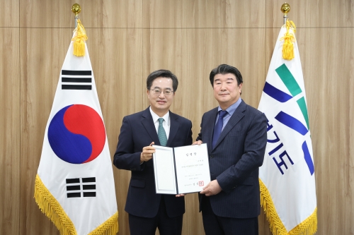김동연 경기도지사로부터 임명장을 받은 조원용 경기관광공사 사장(오른쪽).