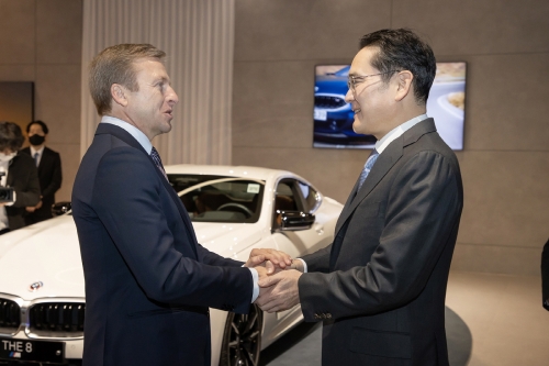 이재용 삼성전자 회장은 지난 17일 인천 영종도에 위치한 BMW 드라이빙 센터에서 올리버 집세(Oliver Zipse) BMW CEO 등 경영진과 만나 삼성SDI의 최첨단 'P5' 배터리셀이 적용된 BMW의 최신 전기차 '뉴 i7' 등을 살펴봤다.