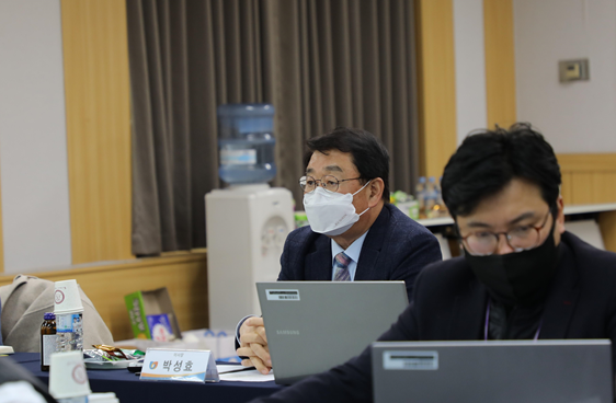 지난 12월 14일 개최된 소상공인시장진흥공단 혁신성과대회에서 박성효 소진공 이사장(왼쪽)이 혁신성과 발표를 경청하고 있다.
