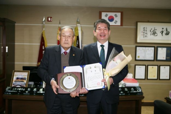 최계운 인천환경공단 이사장(우)과 박용렬 회장(좌)이 우수기관 표창을 전달하고 기념촬영을 하고 있다.