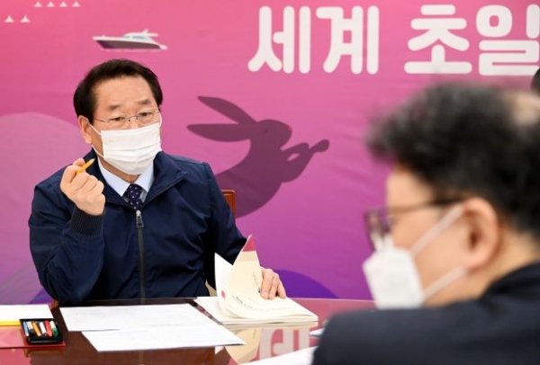 유정복 인천광역시장이 26일 시청 접견실에서 교통건설국 2023년도 주요업무계획을 보고받고 있다.