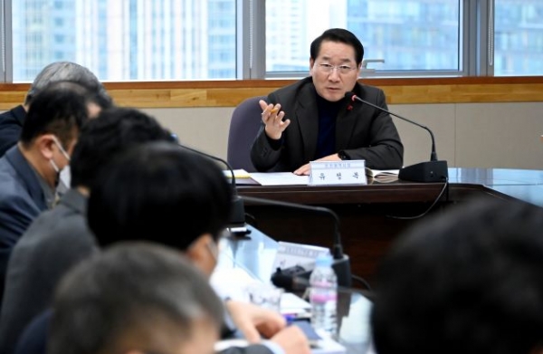 유정복 인천광역시장이 27일 송도G타워에서 인천경제자유구역청 2023년도 주요업무계획을 보고받고 있다.