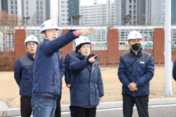 한국가스공사는 자연재해 및 비상상황에서 신속한 초기 대응으로 골든타임을 확보하고자 전사적 재난 대응체계와 주말 및 휴무일 안전 컨트롤타워를 재정비한다. 대전충청지역본부 현장점검을 하고 있는 최연혜 가스공사 사장(가운데)