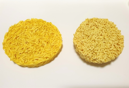 쿠티크 에센셜짜장 건면(왼쪽)과 일반 유탕면. [사진=안솔지 기자]