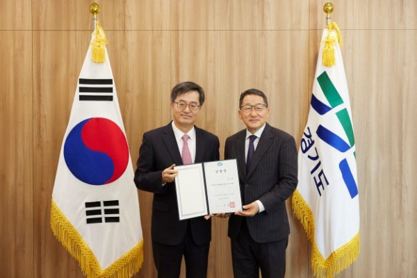 (왼쪽)김동연 경기도지사, (오른쪽)유인택 경기문화재단 신임 대표이사