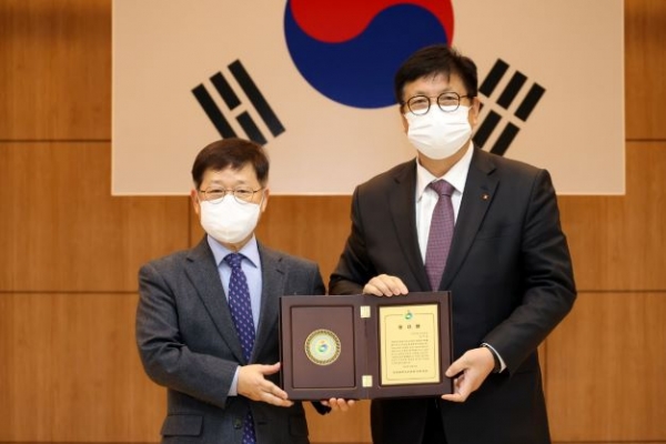 인천시교육청은은 12월 30일 시교육청 대회의실에서 2022년 종무식과 장우삼 부교육감 이임식을 진행했다.