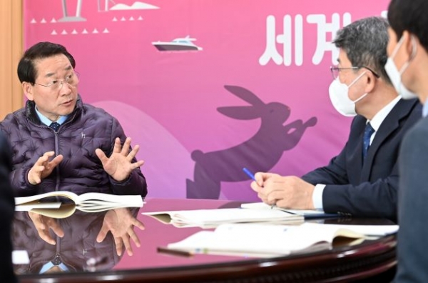유정복 인천광역시장이 지난해 12월 30일 시청 접견실에서 상수도사업본부 2023년도 주요업무계획을 보고받고 있다.