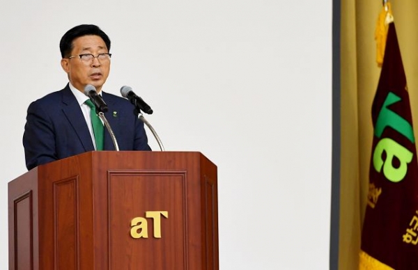신년사 중인 김춘진 한국농수산식품유통공사 사장