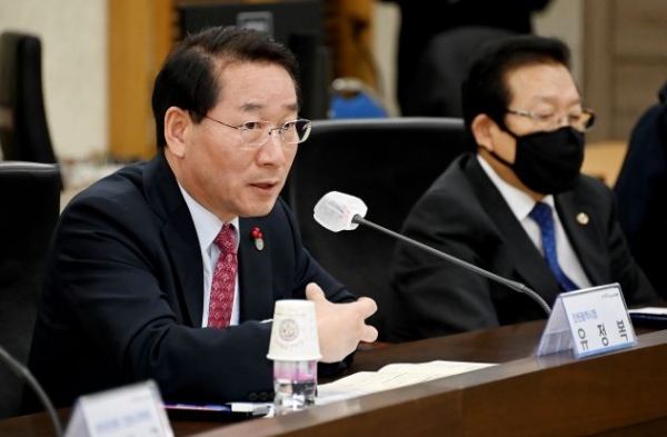 유정복 인천광역시장이 2일 시청 영상회의실에서 열린 '보훈선양 후원물품 전달식 및 보훈단체장 간담회'에서 간담회를 갖고 있다.